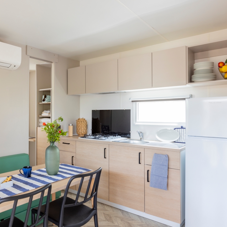 Zona giorno con angolo cottura attrezzato