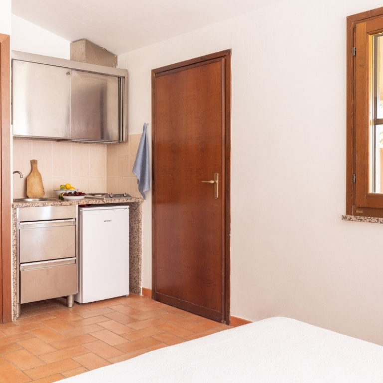 Living area with double bed and equipped kitchen