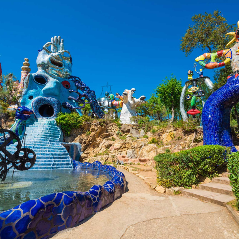 Il Giardino dei Tarocchi: sculture ciclopiche e vetri colorati